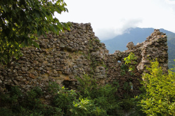 Замок кавиани и водопад Дандало