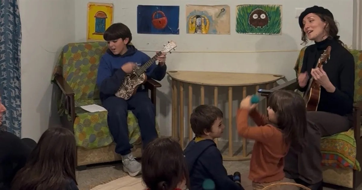 უკულელზე დაკვრის სწავლა და სიმღერა