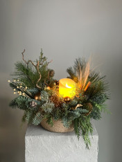 საახალწლო კომპოზიცია ნაძვის ტოტებითა და სანთლებით კერამიკულ ქოთანში