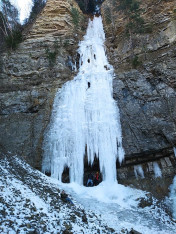Зимний хайкинг к замерзшим водопадам Бииси в Атенское ущелье