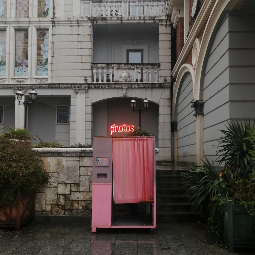 ფოტოსეირნობა ბათუმში — ქალაქზე ყურადღებიანი ხედვის პრაქტიკა და ნამუშევრების განხილვა