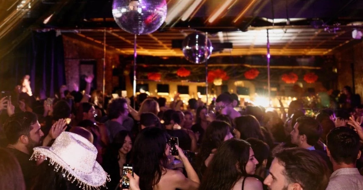 Show | Drink | Live music | Dance in Bachata