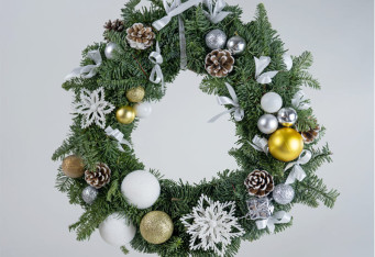 Masterclass on Weaving a Christmas Wreath with Decorations