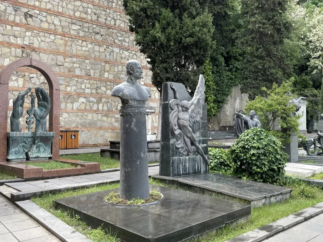 თბილისი: პანთეონის საიდუმლოებები — სეირნობა საქართველოს ყველაზე პრესტიჟულ სასაფლაოზე