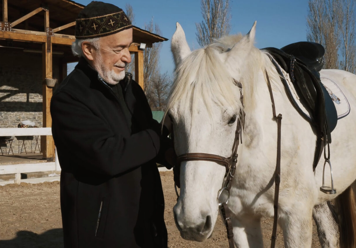 Family Day in a Horse Club - 1023