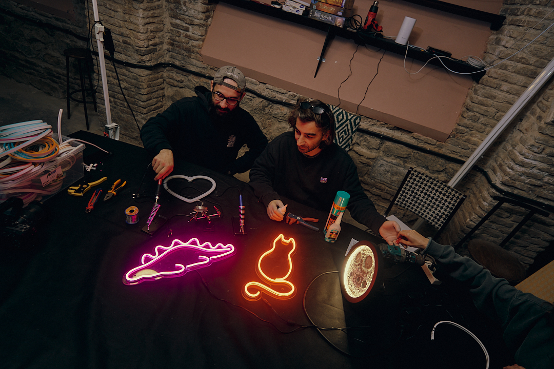 ნეონის სანათის ვორქშოპი - 1706