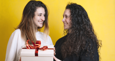 საუკეთესო 10 საჩუქარი თქვენი დისთვის დაბადების დღისთვის, რომელიც მას გააბედნიერებს